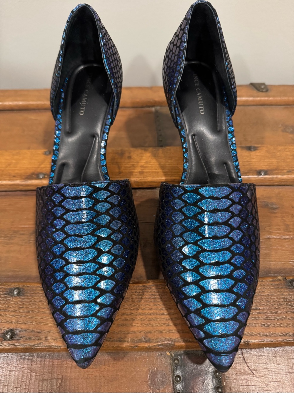 Vince Camuto Blue Iridescent Snake-Print Pointed heels